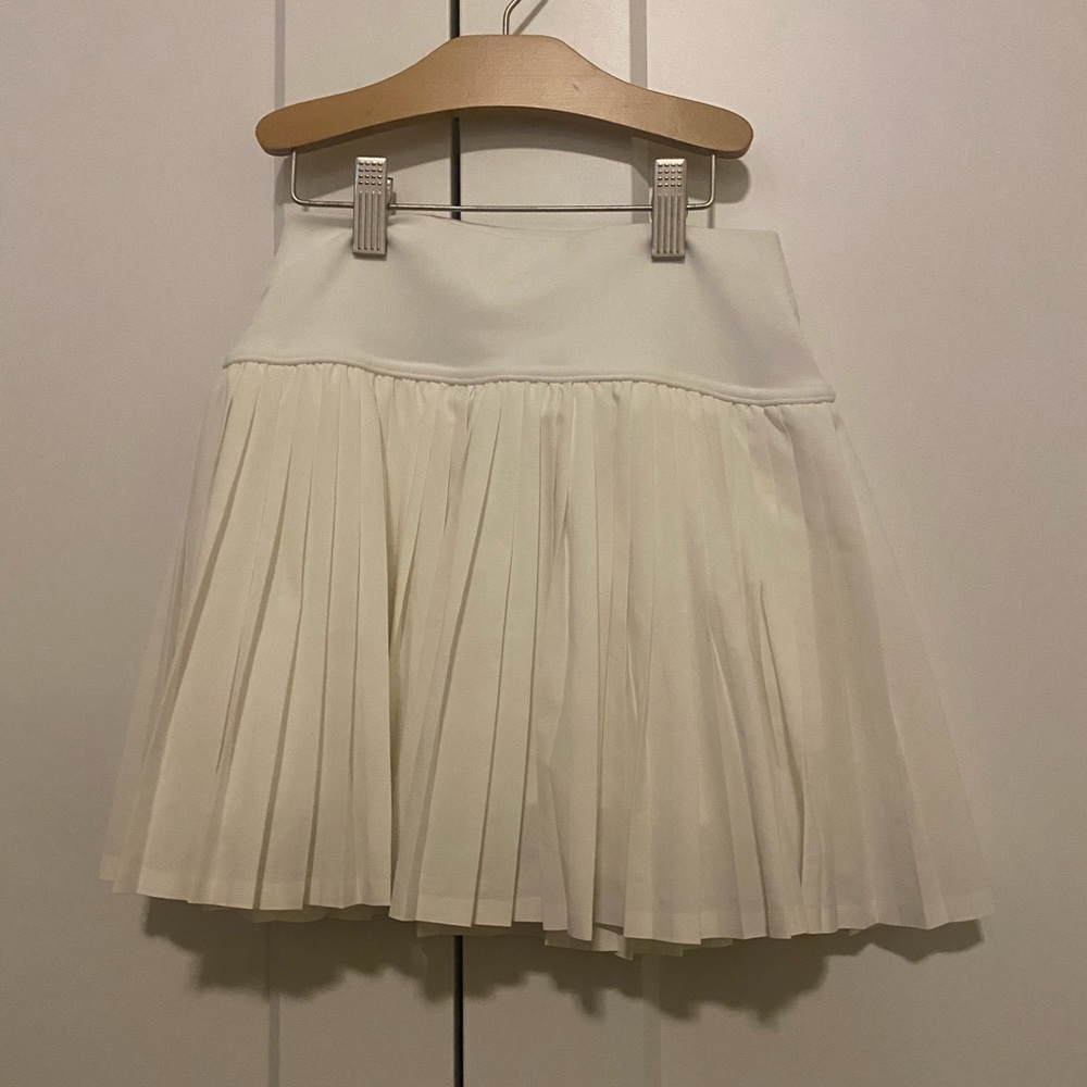 Aerie white pleated skirt in size xs